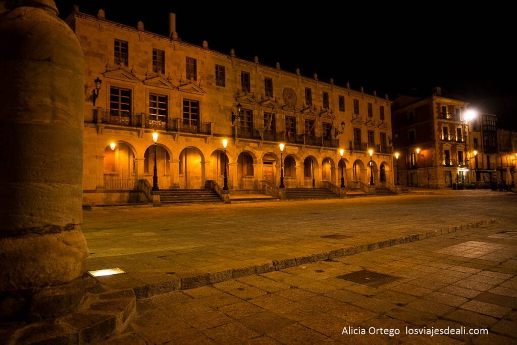 plaza mayor de soria por la noche