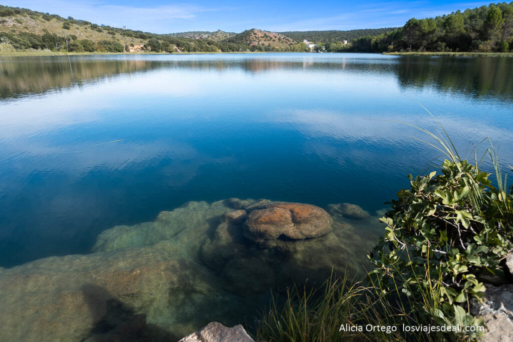 Lagunas de Ruidera: cómo visitarlas (y cómo no morir de gente en el intento) 21 Vista de la laguna de la colgada