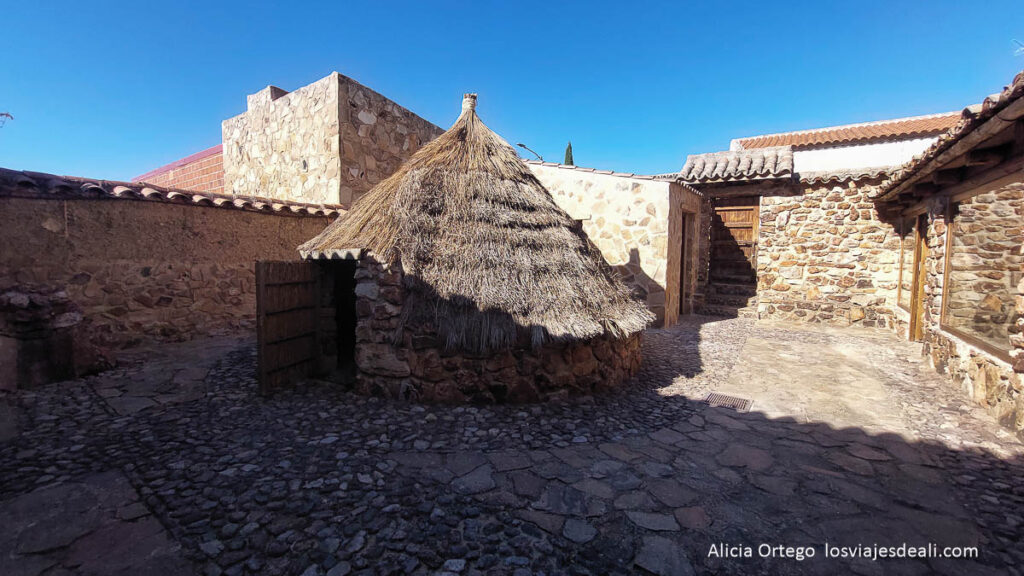 Berrea en Cabañeros: cuando los ciervos anuncian el otoño 64 reproducción de un chozo en el museo de alcoba