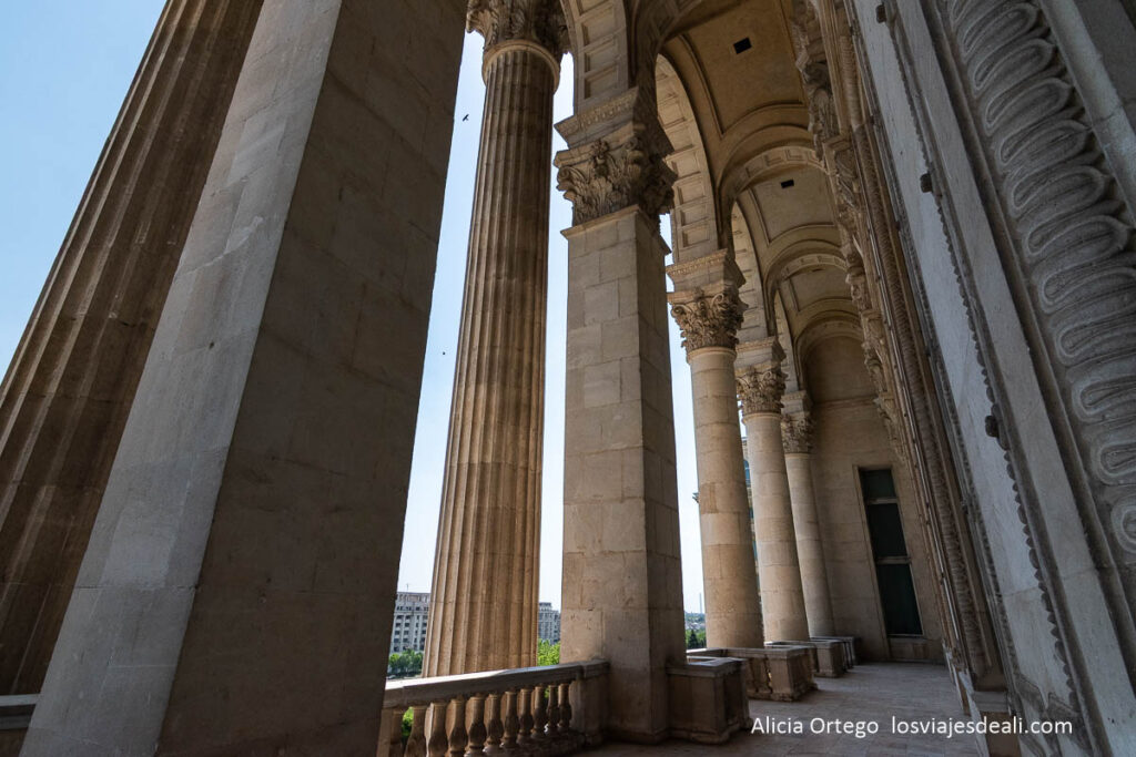 terraza con enormes columnas