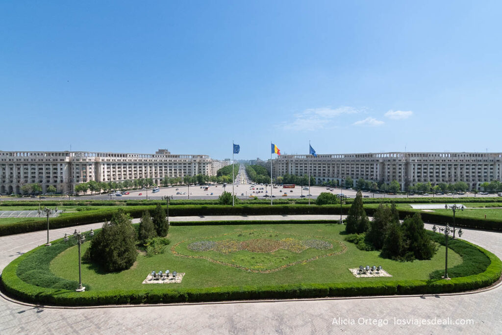 panorama con edificios al fondo desde el parlamento