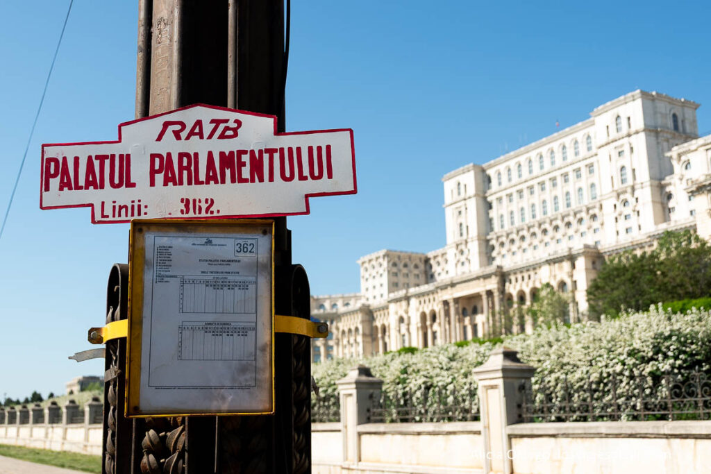 cartel del parlamento y edificio al fondo