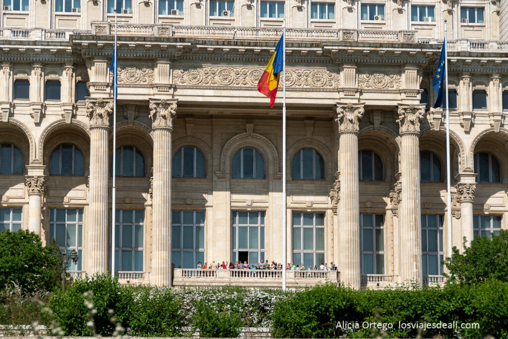 fachada con balcón del parlamento