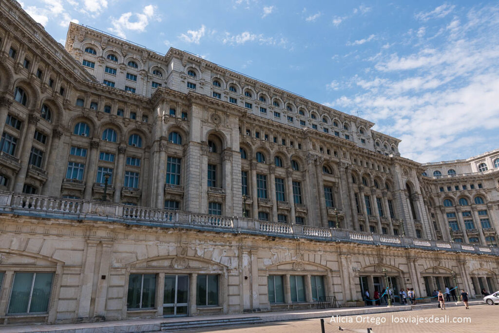 lateral del parlamento por donde se entra