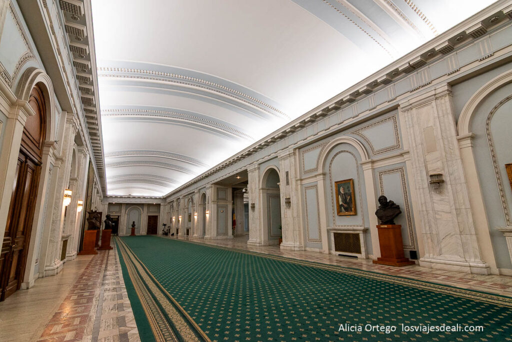 pasillo del parlamento de bucarest con alfombra verde