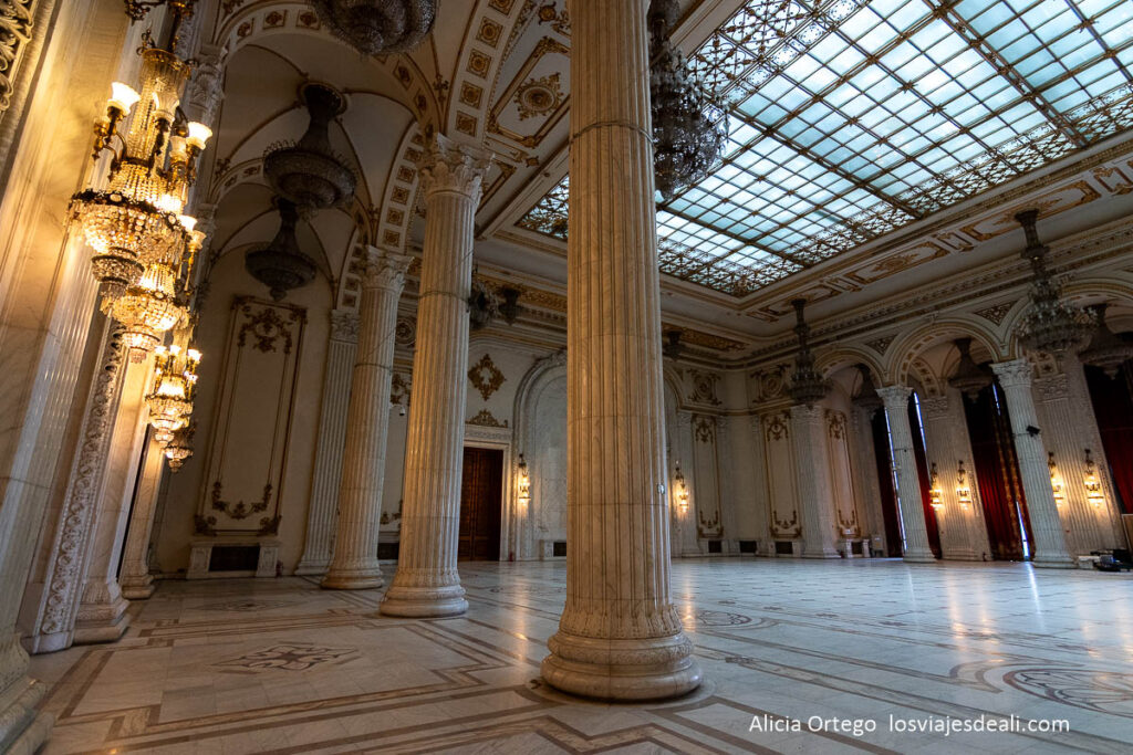 sala con techo de cristal y columnas